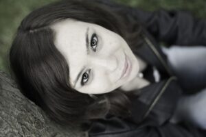 女性のおでこを狭くする植毛の効果は？