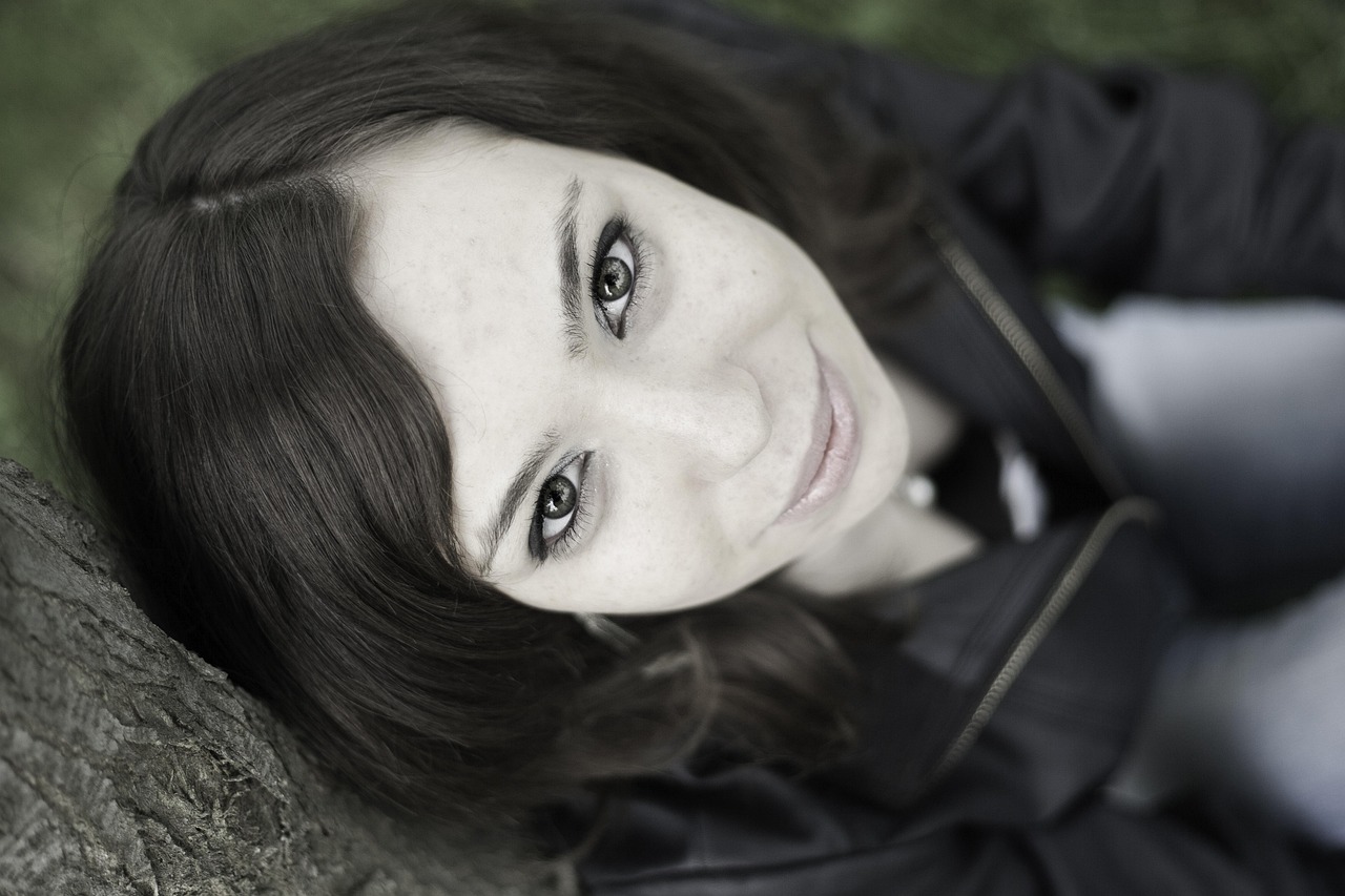 女性のおでこを狭くする植毛の効果は？