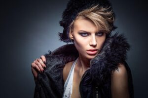 女性の薄毛は他人に気づかれる？そのサインと対策を徹底解説！
